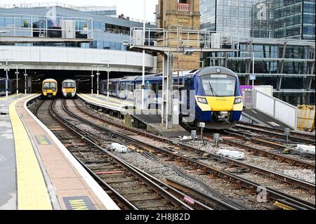 Una classe sud-orientale 707 che lascia la stazione di Cannon Street a Londra. Foto Stock