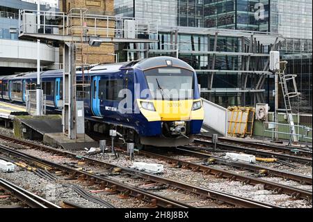 Una classe sud-orientale 707 che lascia la stazione di Cannon Street a Londra. Foto Stock