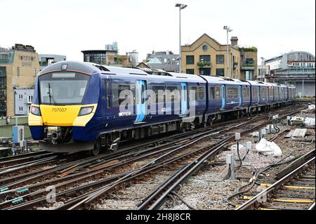 Una classe sud-orientale 707 che lascia la stazione di Cannon Street a Londra. Foto Stock