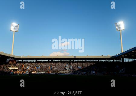 Feature, Vonovia-Ruhrstadion, stadio, Fantribuene, Tribuene, Fan Block BO, calcio 1 Bundesliga, 13° giorno di incontro, VfL Bochum (BO) - SC Friburgo (FR) 2: 1, il 27 novembre 2021 a Bochum/Germania. Le normative #DFL vietano l'uso di fotografie come sequenze di immagini e/o quasi-video # Â Foto Stock