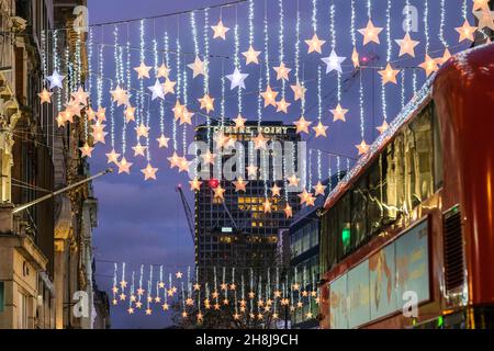 Oxford Street, Londra, Regno Unito. 30 novembre 2021. Luci di Natale su Oxford Street a Londra. Credit: Matthew Chattle/Alamy Live News Foto Stock