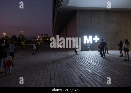 Hong Kong, Cina. 30 Nov 2021. I visitatori scattano foto del logo del museo M di recente apertura. Il museo M, uno dei più grandi musei di cultura visiva moderna e contemporanea al mondo, si è aperto in mezzo a controversie sulla censura politica. (Foto di Isaac Wong/SOPA Images/Sipa USA) Credit: Sipa USA/Alamy Live News Foto Stock