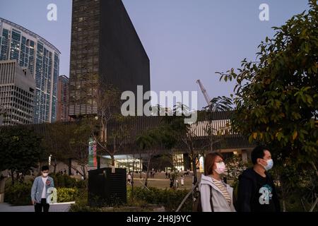 Hong Kong, Cina. 30 Nov 2021. I visitatori partono dal museo M di recente apertura. Il museo M, uno dei più grandi musei di cultura visiva moderna e contemporanea al mondo, si è aperto in mezzo a controversie sulla censura politica. (Foto di Isaac Wong/SOPA Images/Sipa USA) Credit: Sipa USA/Alamy Live News Foto Stock