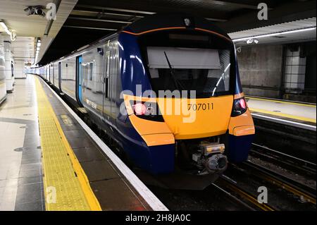 Londra, London City, UK-30 novembre 2021: Una classe sud-orientale 707 arriva alla stazione di Cannon Street a Londra. Foto Stock