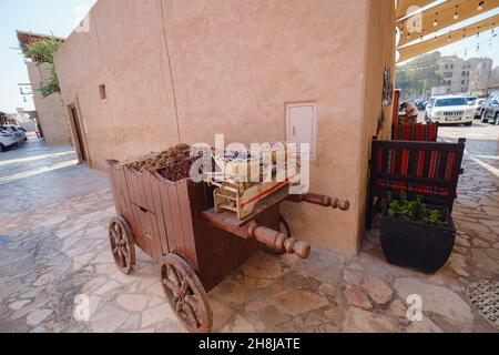 Dubai, Emirati Arabi Uniti 17 Febbraio 2020: Edifici antichi di Dubai e la strada Araba. Quartiere storico di al Fahidi, al Bastakiya. Heritage District in Emirati Arabi Uniti. Carrello delle spezie per le strade Foto Stock