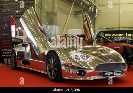 Kiev, Ucraina - 26 maggio 2011: Spyker cromato C8 Laviolette Spyder. Auto di sintonizzazione. Supercar di lusso Foto Stock