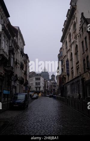 Belgio, Bruxelles. Illustrazione della vita quotidiana a Bruxelles, capitale del Belgio. Tribunale eclettico neoclassico, il più grande del paese. Photograpg Foto Stock