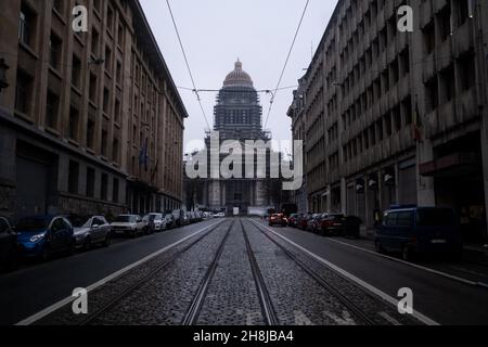 Belgio, Bruxelles. Illustrazione della vita quotidiana a Bruxelles, capitale del Belgio. Tribunale eclettico neoclassico, il più grande del paese. Photograpg Foto Stock