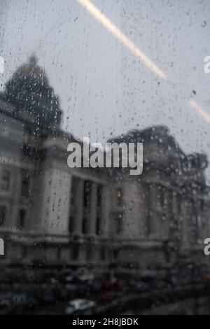 Belgio, Bruxelles. Illustrazione della vita quotidiana a Bruxelles, capitale del Belgio. Tribunale eclettico neoclassico, il più grande del paese. Photograpg Foto Stock