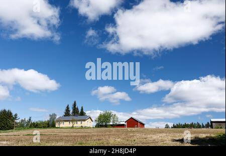 Antico casale in cima a una collina a Summer , Finlandia Foto Stock