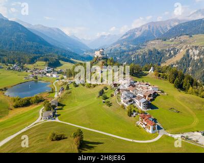 Tarasp, Svizzera - 29 settembre 2018: Veduta aerea del castello Tarasp (costruito nel 11 ° secolo) nelle Alpi svizzere, Canton Grigioni o Graubuendon, Svizzera Foto Stock