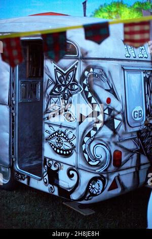 graffiti d'arte psichedelica su roulotte. Foto Stock