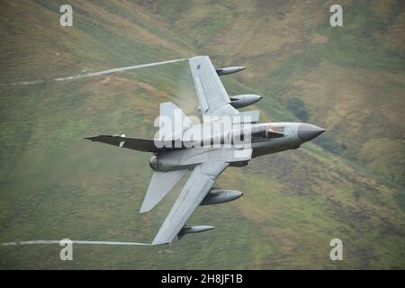 RAF Tornado GR4 della RAF Marham che conduce corsi di formazione di basso livello nel Galles del Nord Foto Stock