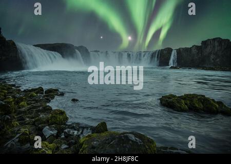 Cascata Godafoss in una notte con belle luci del nord in Islanda Foto Stock