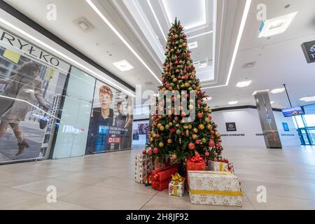 Minsk, Bielorussia - Nov 25, 2021: Foto di un albero di Natale verde con palline luminose e regali in scatole in un centro commerciale. Natale e Capodanno Foto Stock