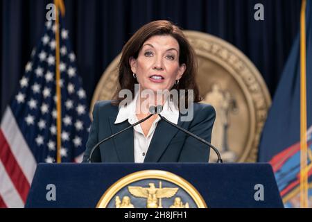 New York, Stati Uniti. 29 novembre 2021. New York, NY - 29 novembre 2021: NYS Governatore Kathy Hochul COVID-19 conferenza stampa per affrontare i casi in aumento nello stato e la nuova variante Omicron presso l'ufficio di NYC (Foto di Lev Radin/Pacific Press) credito: Pacific Press Media Production Corp./Alamy Live News Foto Stock