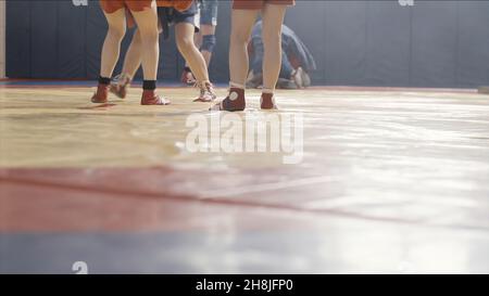 Ragazzi nelle lotte kimono, kid judo training. Bambini in formazione per judo. I bambini piccoli sono impegnati in attività sportive da giovane età che portano la forza Foto Stock