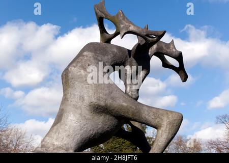 Immagine ravvicinata della scultura gigante di uno Stag di Edward Bainbridge Copnall, fuori dal Lockmeadow Center, Maidstone, Kent, Regno Unito Foto Stock