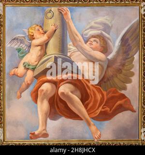 Forlí, ITALIA - 11 NOVEMBRE 2021: L'affresco dell'angelo con la colonna di Flagellazione nella Cattedrala di Santa Croce di Giovanni secchi. Foto Stock