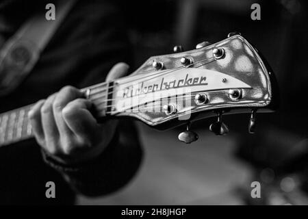 Le mani maschili suonano la chitarra elettrica Rickenbacker Foto Stock