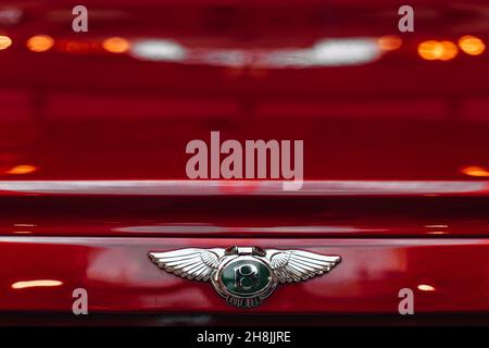 Logo Bentley famoso in argento sulla parte anteriore dell'auto rossa Bentley Continental. Bentley Motors Limited è un'azienda automobilistica britannica di lusso Foto Stock