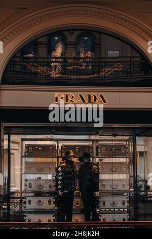 Facciata della boutique Prada all'interno del famoso centro commerciale di Mosca GUM. Prada è un marchio di moda italiano specializzato in articoli di lusso per uomini e donne Foto Stock