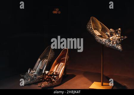 Jimmy Choo Cenerentola Modifica le scarpe in mostra presso il negozio di lusso Jimmy Choo a Mosca. Foto Stock