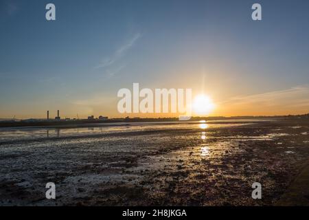 Tramonto sul lungomare di Clontarf, sul lato nord della città di Dublino, Irlanda. Foto Stock