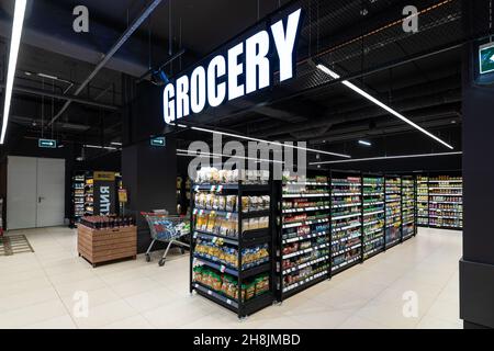 Minsk, Bielorussia - Nov 25, 2021: Foto del negozio di alimentari con cibo. Concetto di shopping e shopping. Supermercato Foto Stock