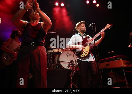 La band Shantel und Bucovina Club Orkestar con il frontman Stefan Hantel vive ad Amburgo al Mojo Club nel novembre 2013 , Germania , Europa. Foto Stock