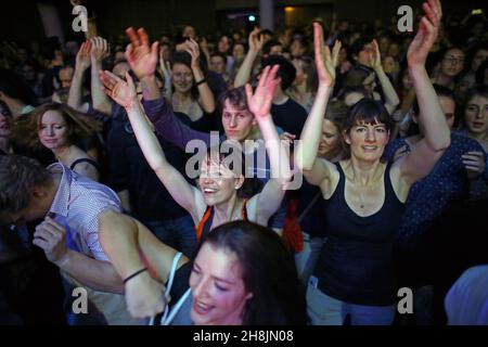 Concerto di musica tifosi della folla, persone al popolare spettacolo rock dal vivo, mani nell'aria in Germania , Europa. Foto Stock