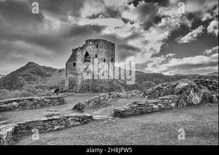 Questa è la fortezza medievale a torre rotonda del XIII secolo del Castello di Dolpadarn, costruita da Llewelyn il grande vicino al villaggio gallese di Llanberis Foto Stock