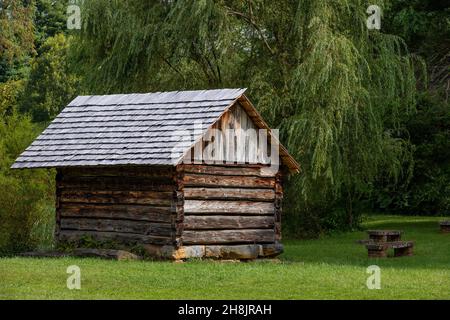 Johnson City, Tennessee, Stati Uniti d'America - 5 settembre 2021: Fumo casa nel sito storico della proprietà Tipton-Haynes Foto Stock