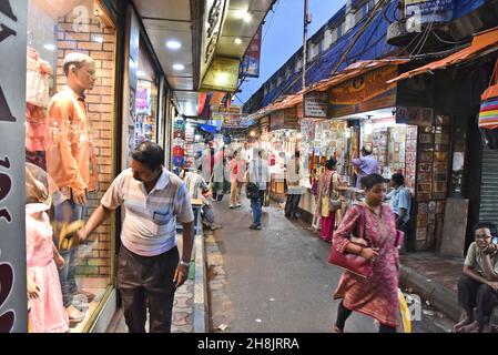 Strade di notte a Kolkata. Kolkata (ex Calcutta) è la capitale dello stato del Bengala Occidentale dell'India. Fondata come posta commerciale della East India Company, fu capitale dell'India sotto il Raj britannico dal 1773 al 1911. Oggi è conosciuta per la sua grandiosa architettura coloniale, le gallerie d'arte e i festival culturali. Ospita anche la Casa Madre, sede delle Missionarie della Carità, fondata da Madre Teresa, la cui tomba è in loco. Foto Stock