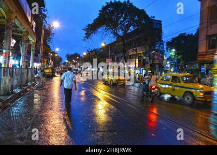 Strade di notte a Kolkata. Kolkata (ex Calcutta) è la capitale dello stato del Bengala Occidentale dell'India. Fondata come posta commerciale della East India Company, fu capitale dell'India sotto il Raj britannico dal 1773 al 1911. Oggi è conosciuta per la sua grandiosa architettura coloniale, le gallerie d'arte e i festival culturali. Ospita anche la Casa Madre, sede delle Missionarie della Carità, fondata da Madre Teresa, la cui tomba è in loco. Foto Stock