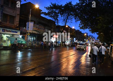 Strade di notte a Kolkata. Kolkata (ex Calcutta) è la capitale dello stato del Bengala Occidentale dell'India. Fondata come posta commerciale della East India Company, fu capitale dell'India sotto il Raj britannico dal 1773 al 1911. Oggi è conosciuta per la sua grandiosa architettura coloniale, le gallerie d'arte e i festival culturali. Ospita anche la Casa Madre, sede delle Missionarie della Carità, fondata da Madre Teresa, la cui tomba è in loco. Foto Stock