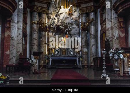 VIENNA, AUSTRIA - 16 MAGGIO 2019: Questo è l'altare maggiore della Karlskirche e l'immagine scultorea con l'ascensione di San Carlo al paradiso. Foto Stock