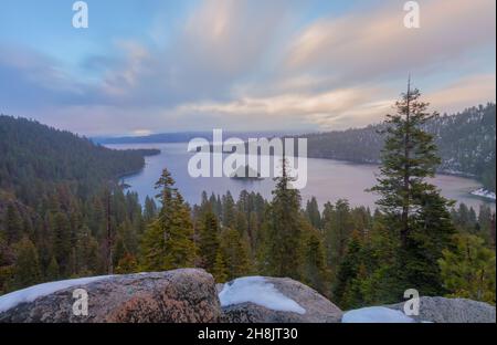 Vista panoramica della Emerald Bay del lago Tahoe, con Fannette Island, durante una stagione invernale secca, California, USA. Foto Stock