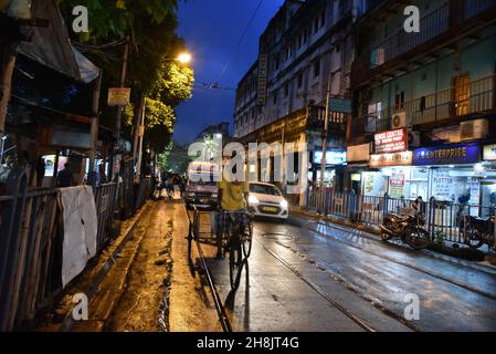 Strade di notte a Kolkata. Kolkata (ex Calcutta) è la capitale dello stato del Bengala Occidentale dell'India. Fondata come posta commerciale della East India Company, fu capitale dell'India sotto il Raj britannico dal 1773 al 1911. Oggi è conosciuta per la sua grandiosa architettura coloniale, le gallerie d'arte e i festival culturali. Ospita anche la Casa Madre, sede delle Missionarie della Carità, fondata da Madre Teresa, la cui tomba è in loco. Foto Stock