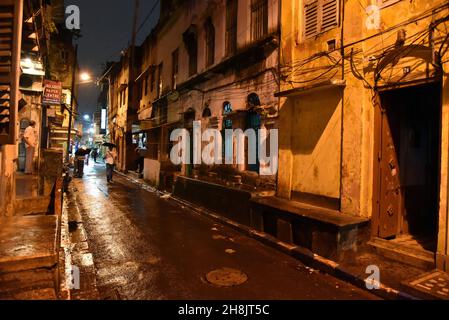 Strade di notte a Kolkata. Kolkata (ex Calcutta) è la capitale dello stato del Bengala Occidentale dell'India. Fondata come posta commerciale della East India Company, fu capitale dell'India sotto il Raj britannico dal 1773 al 1911. Oggi è conosciuta per la sua grandiosa architettura coloniale, le gallerie d'arte e i festival culturali. Ospita anche la Casa Madre, sede delle Missionarie della Carità, fondata da Madre Teresa, la cui tomba è in loco. Foto Stock