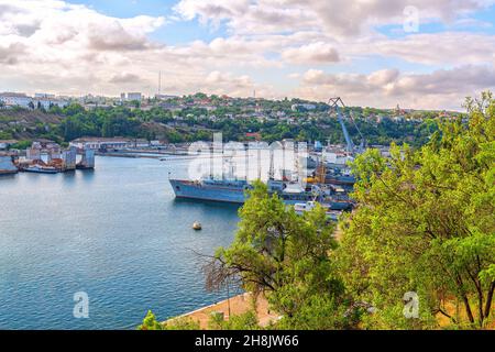 Sevastopol, navi nella baia di Yuzhnaya Foto Stock