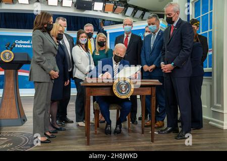 Washington, DC, Stati Uniti, novembre 30, il presidente Joe Biden firma una legge che prende il nome dal padre di Kelly McHugh-Stewart, S.1095, 'Colonel John M. McHugh Tuition Fairness for Survivors Act del 2021, nell'Auditorium del South Court dell'Eisenhower Executive Office Building della Casa Bianca a Washington, DCNovembre 30, 2021. Le leggi firmate da Biden sono S. 796, “Protecting Moms Who servito Act del 2021”, S. 894, “Hire Veteran Health Heroes Act del 2021”, S. 1031, “un disegno di legge che richiede al Comptroller General degli Stati Uniti di condurre uno studio sulle disparità associate con la razza e l'etnia rispetto al cer Foto Stock