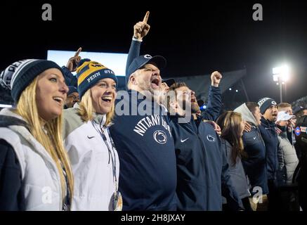 University Park, USA. 26 novembre 2016. L'allenatore della linea offensiva dello stato di Penn, Matt Limegrover, e il coordinatore difensivo Brent, lanciano l'alma mater e festeggiano con la squadra dopo una vittoria del 45-12 contro il Michigan state al Beaver Stadium di University Park, Pennsylvania, sabato 26 novembre 2016. (Foto di Abby Drey/Center Daily Times/TNS/Sipa USA) Credit: Sipa USA/Alamy Live News Foto Stock