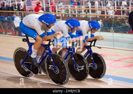 Italian Team Pursuit, medaglie d'oro in pista nei Giochi Olimpici di Tokyo 2020. Guidato dal campione del mondo Filippo Ganna. Foto Stock