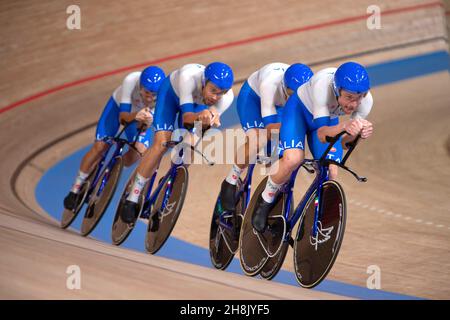 Italian Team Pursuit, medaglie d'oro in pista nei Giochi Olimpici di Tokyo 2020. Guidato dal campione del mondo Filippo Ganna. Foto Stock