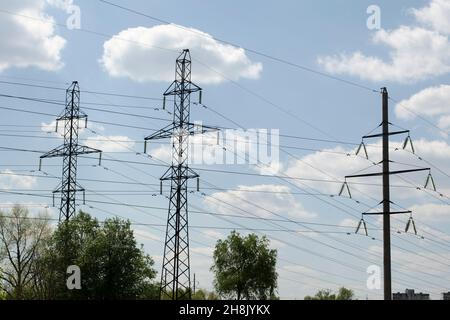 Linea elettrica, cavi elettrici, linee ad alta tensione Foto Stock