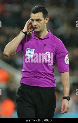 NEWCASTLE UPON TYNE, GBR. 30 NOVEMBRE Recheree, Andy Madley, visto durante la partita della Premier League tra Newcastle United e Norwich City al St. James's Park, Newcastle martedì 30 novembre 2021. (Credit: Will Matthews | MI News) Credit: MI News & Sport /Alamy Live News Foto Stock