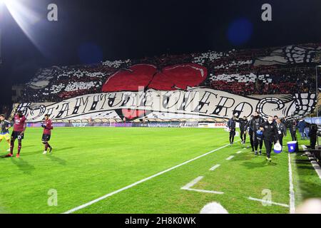 Salerno, Italia. 30 Nov 2021. I tifosi di Salernitana si esibiscono in una coreografia durante la US Salernitana vs Juventus FC, partita di calcio italiana a Salerno, Italia, Novembre 30 2021 Credit: Independent Photo Agency/Alamy Live News Foto Stock