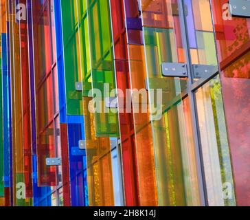 Close up della caratteristica architetturale di multi colore vetro verticale stecca screening su un edificio moderno Foto Stock