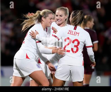 Doncaster, Inghilterra, 30 novembre 2021. Alessia Russo d'Inghilterra (l) festeggia il punteggio durante la Coppa del mondo FIFA 2023 - partita di qualificazione europea al Keepmoat Stadium di Doncaster. Il credito d'immagine dovrebbe leggere: Andrew Yates / Sportimage Foto Stock